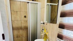 Shower, towels, soap, shampoo - Hendrina's Guesthouse (Hendrina)
