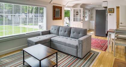 3 Mi to Craigville Beach! Walkable Couples Haven