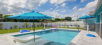 Pool, Fire Pit & Bar! Backyard Oasis in Greenacres