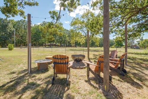 Country Living! Fire Pit, Horse Stalls & Views