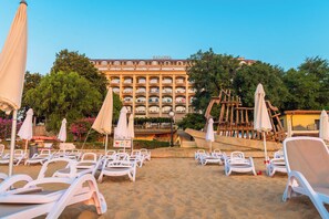 A beachside hotel with multiple balconies, sun loungers, and umbrellas. - Kaliakra Palace (Varna)