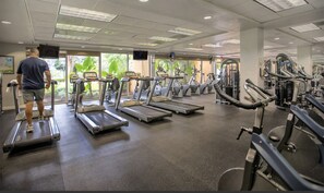 Ein Fitnessstudio mit Laufbändern, Ergometer und Krafttrainingsgeräten.