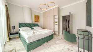 Apartment (1010) | Bàn ủi/dụng cụ ủi quần áo, trang trí khác biệt