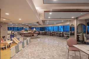 Amplio espacio interior con área de juegos para niños, barra central y arreglos de asientos.