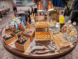 Montaje de bufé con diversos alimentos y un tostador.