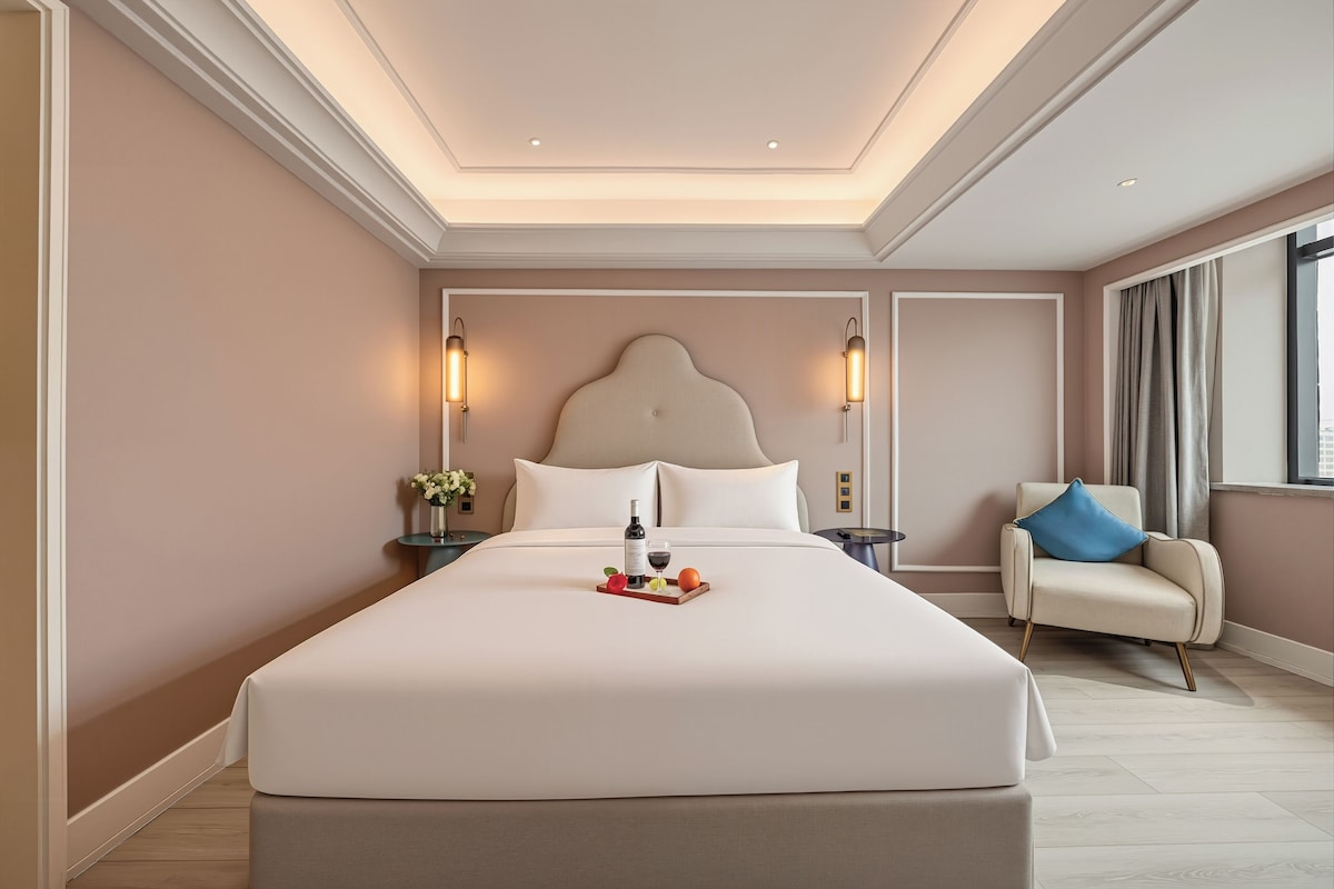 Down duvets, memory-foam beds, free minibar, in-room safe
