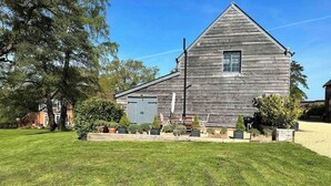 Unclassified image, 3 of 79, button - The Coach House Apartment — Stylish Loft Retreat for up to 4 ppl. (Clarendon)