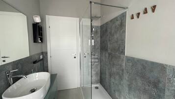 Shower, hair dryer, bidet, towels