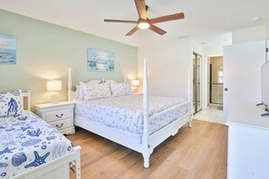 A bedroom with a four-poster bed, two bedside tables, a ceiling fan, and a painting on the wall. - 15 Min from AMI Beaches, Pickleball, Basketball. Free WIFI (Bradenton)