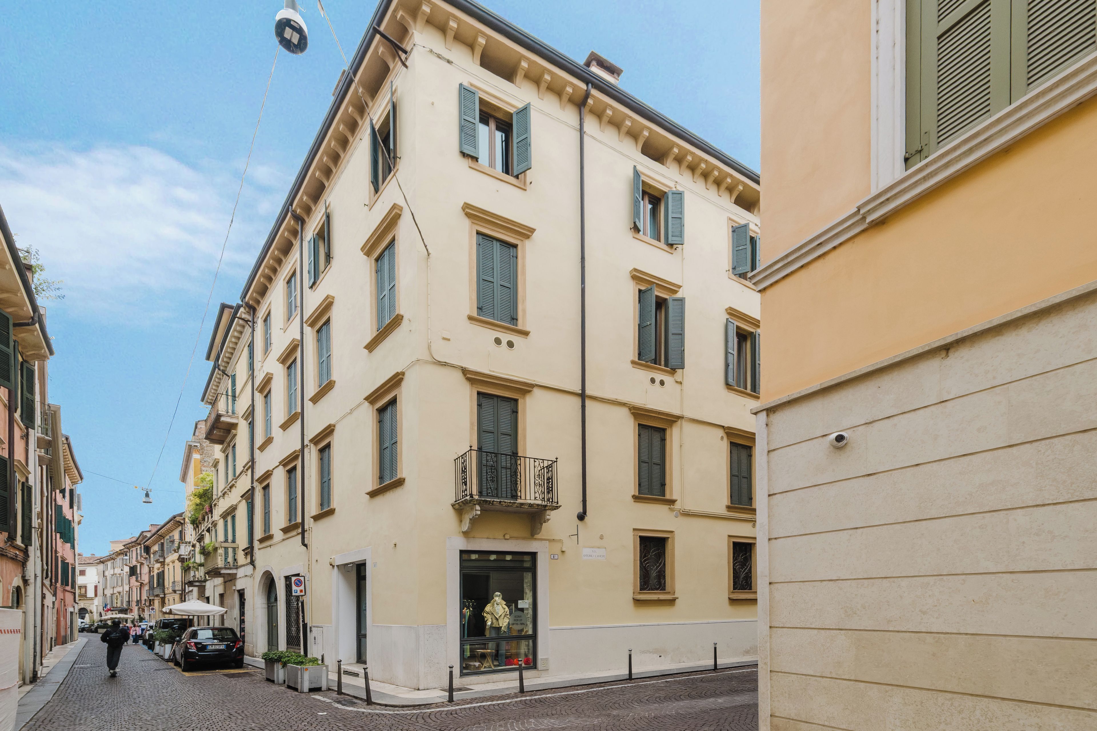Une rue bordée d’immeubles dotés de nombreuses fenêtres et de balcons.
