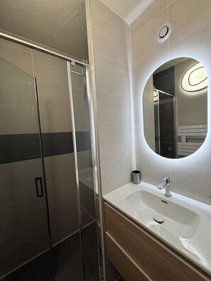 Bathroom - Vrbo Property (Evian les bains)