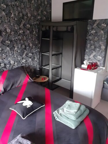 Aux Portes de Moulins Guestroom with Shared Terrace and Wi-Fi