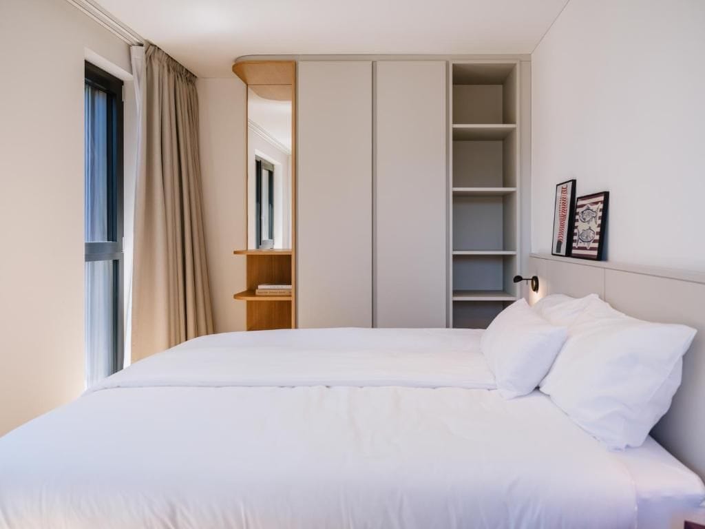 Une chambre à coucher comprenant un lit, une armoire et une étagère.