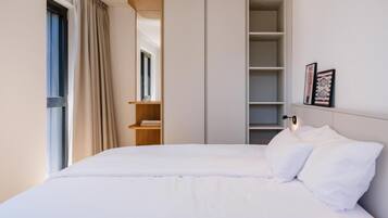 Une chambre à coucher comprenant un lit, une armoire et une étagère.