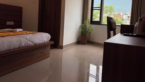 Phòng đôi tiện nghi đơn giản, quang cảnh núi | Bàn, truy cập Internet không dây miễn phí