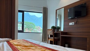 Phòng đôi tiện nghi đơn giản, quang cảnh núi | Bàn, truy cập Internet không dây miễn phí