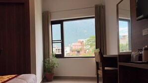 Phòng đôi tiện nghi đơn giản, quang cảnh núi | Bàn, truy cập Internet không dây miễn phí