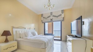 Apartamento, sacada, vista para o mar | Ferros/tábuas de passar roupa, Wi-Fi de cortesia