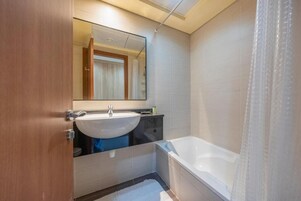 Apartamento, balcón, vistas al mar | Baño
