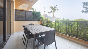 Apartamento, sacada, vista para o mar | Opções para refeição ao ar livre
