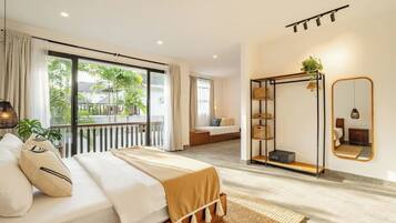 Une chambre moderne avec un grand lit, un balcon, un dressing et un miroir.