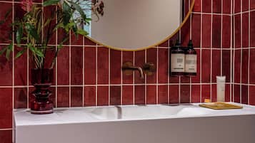 Luxury Double Room, 1 King Bed, Private Bathroom, City View | Bathroom