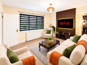 Living area - Modern 4BR House/Free Parking/Near City Hospital (Nottingham)