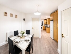 Dining - Modern 4BR House/Free Parking/Near City Hospital (Nottingham)