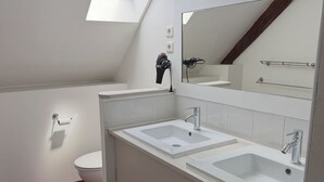 Unclassified image, 5 of 35, button - Maison Chêne | Comfort and Charm in Brittany (Val-d'Arguenon)