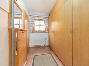 A narrow hallway with wooden wardrobes, a radiator, and a window with curtains. - 3.4/t3 Holiday Home Park \"freesenbruch\" (Zingst)