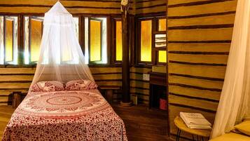 Una stanza con un letto a baldacchino, pareti in legno e una finestra con vista.