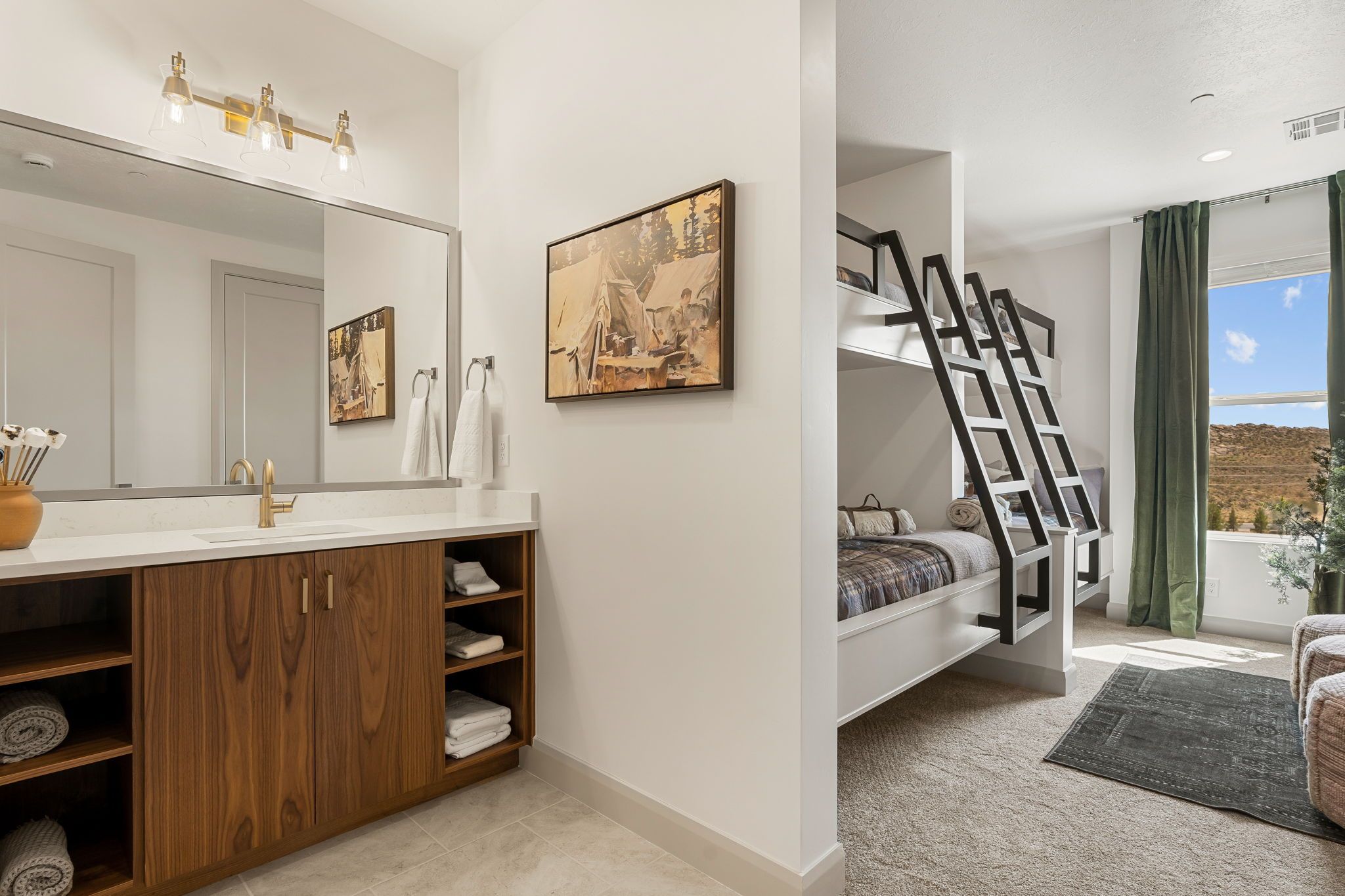 Een moderne badkamer met een grote spiegel, een houten wastafelmeubel en een schilderij.