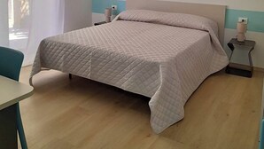 Desk, laptop workspace, free WiFi - Smeralda Top Rooms Olbia  (Olbia)