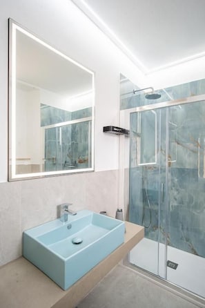 Quarto casal básico | Banheiro | Chuveiro, secador de cabelo, toalhas de banho, sabonete