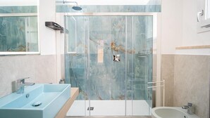 Shower, hair dryer, towels, soap - Smeralda Top Rooms Olbia  (Olbia)