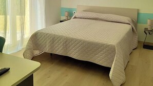 Desk, laptop workspace, free WiFi - Smeralda Top Rooms Olbia  (Olbia)