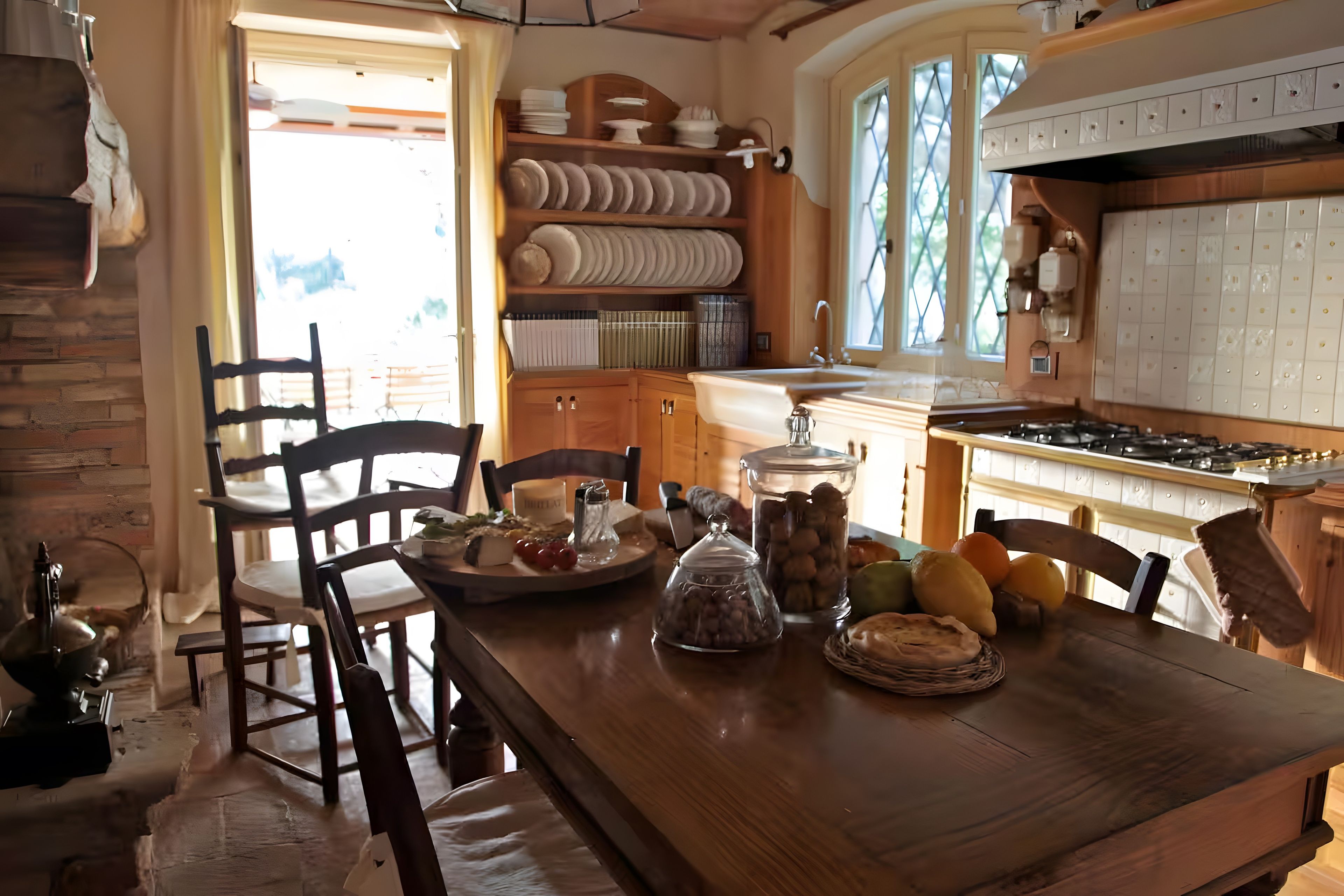 Een houten eettafel met verschillende soorten eten en een keuken op de achtergrond.