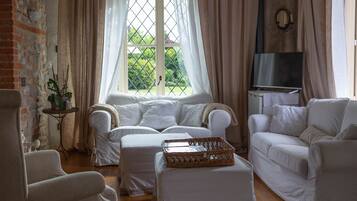 TV, fireplace, DVD player, table tennis