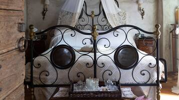 5 bedrooms, iron/ironing board, WiFi, bed sheets