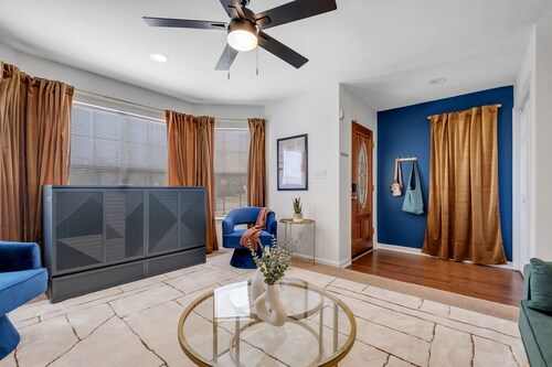 This charming 3/2.5 home is an easy walk to FSU Ruby Diamond, a mile from the Capitol, and just 7 minutes from FAMU. Perfect for gameday or any day!