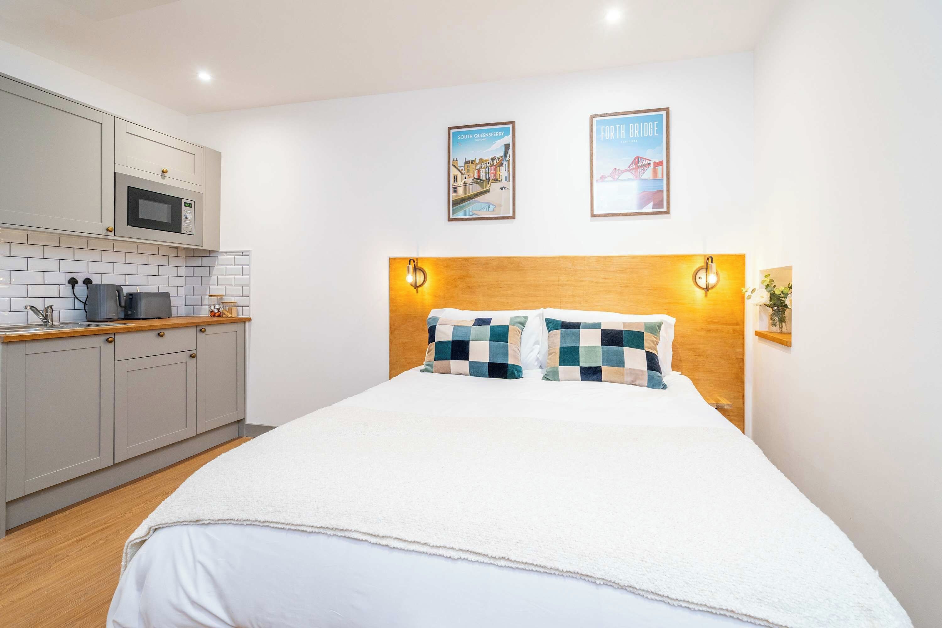 Tabla de planchar con plancha, wifi y ropa de cama 