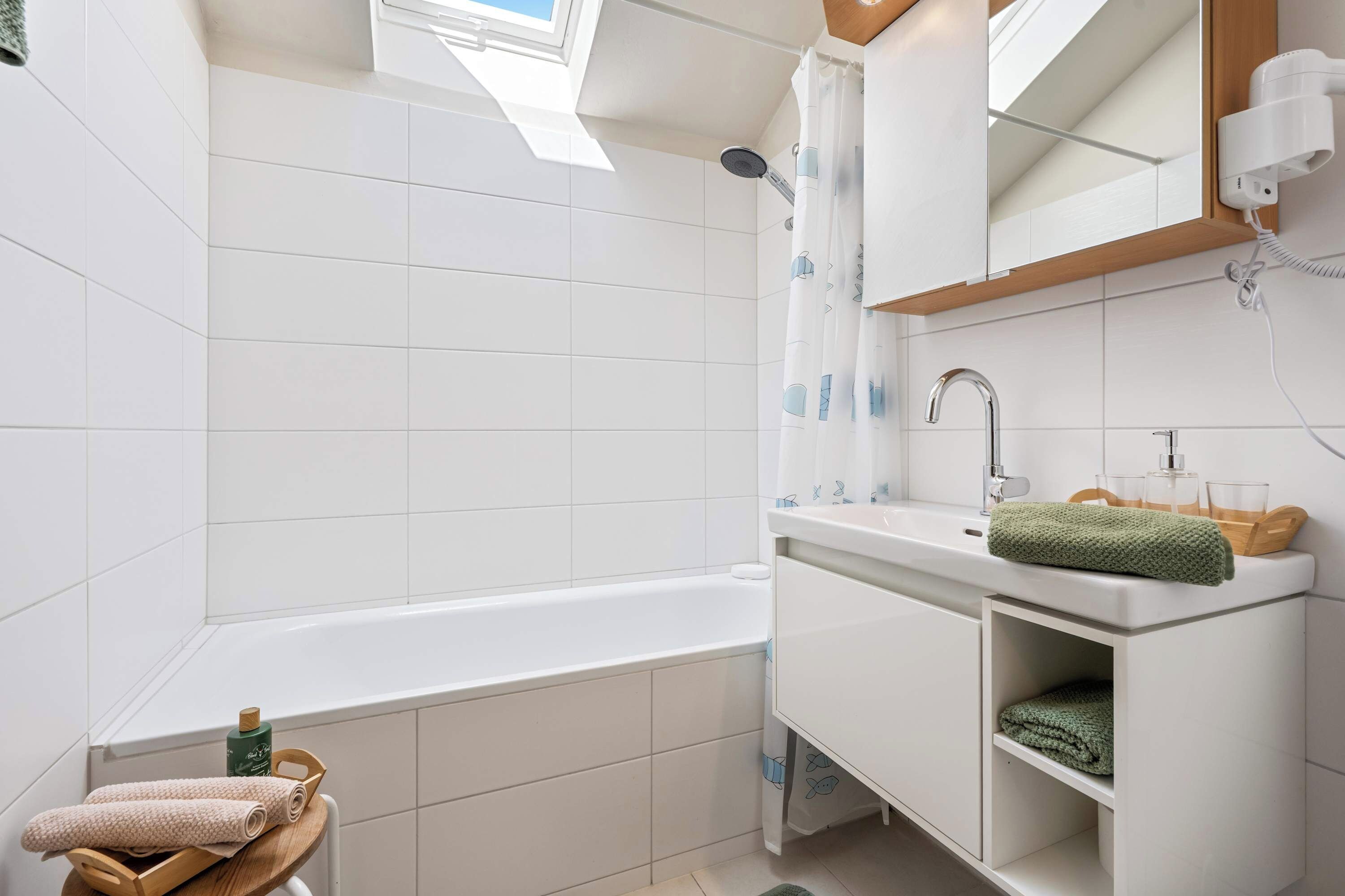 Une salle de bain moderne avec une baignoire, un lavabo et une douche.