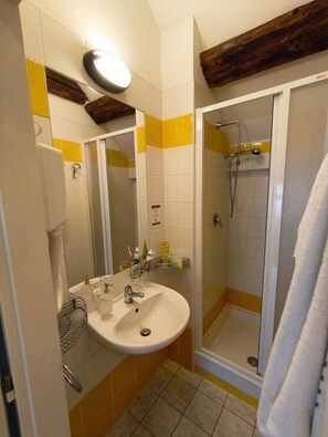 A bathroom with a sink, mirror, and shower. - Depandance Vodoléčba (Lázně Libverda)