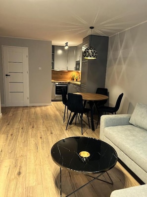 Standaard appartement, 1 slaapkamer | Woonruimte | Een 40-inch flatscreentelevisie met kabelzenders, Netflix en Hulu