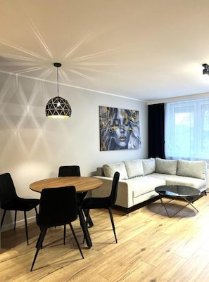 Standaard appartement, 1 slaapkamer | Woonruimte | Een 40-inch flatscreentelevisie met kabelzenders, Netflix en Hulu