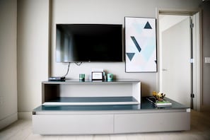 Interior - 2-Bedroom Diamond In The Sky With Free Parking (Hollywood)
