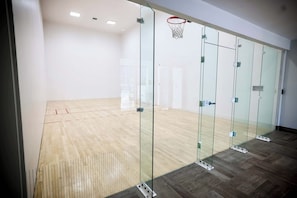 Sports court - 2-Bedroom Diamond In The Sky With Free Parking (Hollywood)