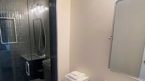 Secador de cabelo, toalhas de banho, sabonete, papel higiênico