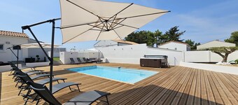Villa Victoria 5*, Oceanfront, Pool, Air Conditioning, Renovated Home, New Amenities