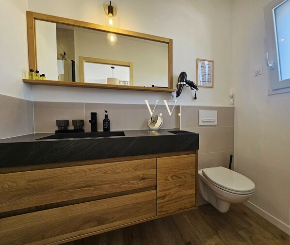 Bathroom - Vrbo Property (L'Aiguillon-la-Presqu'île)